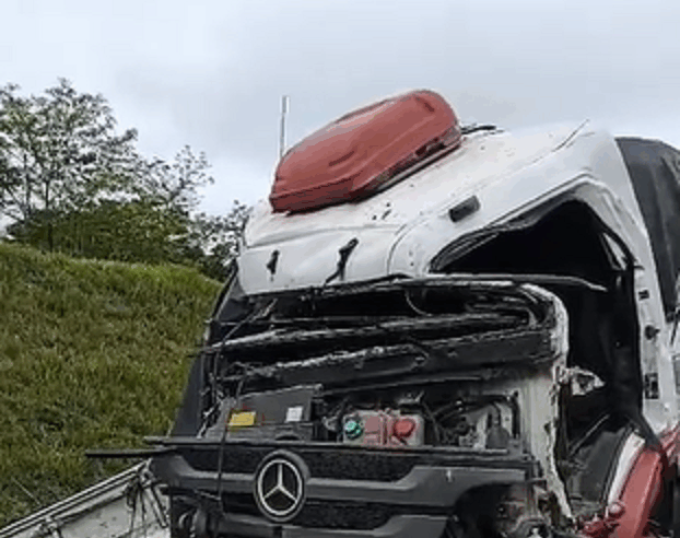 ACIDENTE NO RODOANEL ENTRE CARRETA E CAMINHÃO DEIXA VÍTIMA EM ESTADO GRAVE