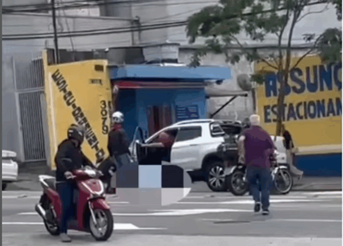 DUAS PESSOAS TENTAM SEGURAR CARRO SEM FREIO E SÃO ATROPELADAS NO BAIRRO ASSUNÇÃO