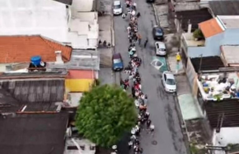 ANIVERSÁRIO DE LOJA DE ROUPAS CAUSA FILA GIGANTE NO BAIRRO ALVES DIAS