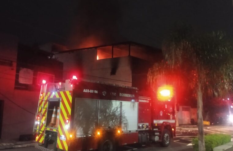 INCÊNDIO ATINGE OFICINA DE MOTOS NA AVENIDA KENNEDY EM SÃO CAETANO