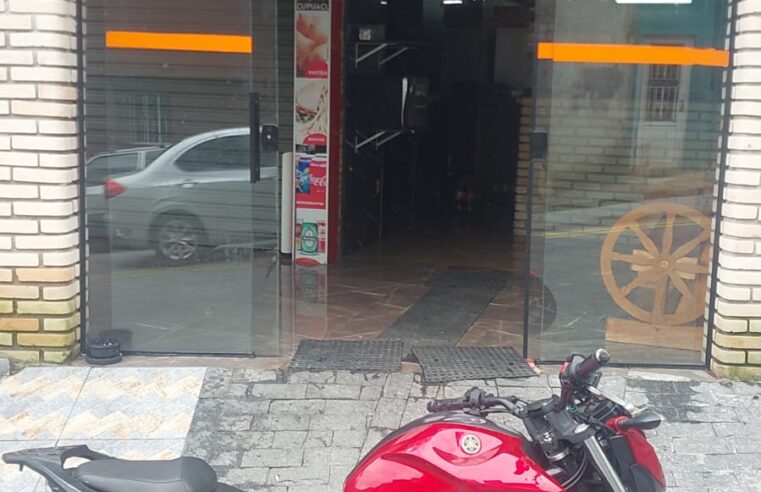 MOTO FURTADA DENTRO DE PIZZARIA NO SILVINA É ENCONTRADA PELA PM EM HELIÓPOLIS