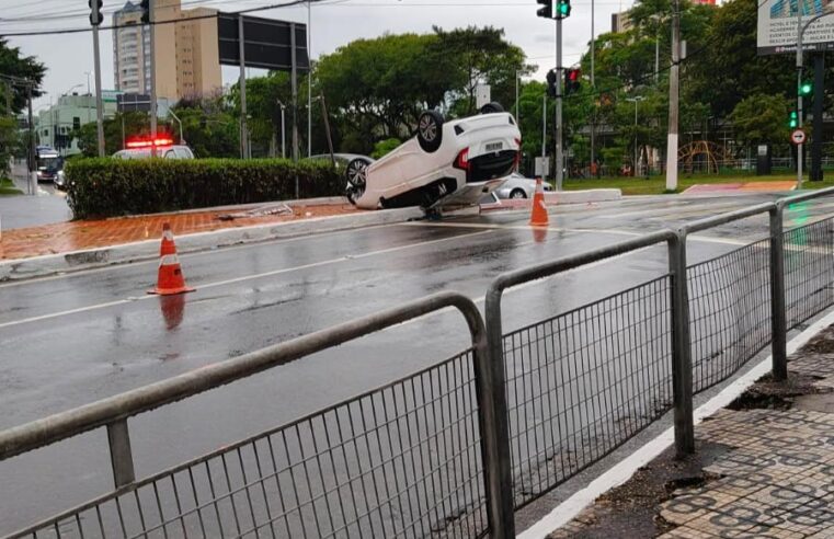CARRO CAPOTA APÓS COLISÃO NA PRAÇA IBRAHIM DE ALMEIDA NOBRE, EM SÃO BERNARDO