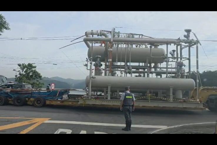 TRANSPORTE DE CARGA ESPECIAL CAUSA LENTIDÃO NA CAMINHO DO MAR E IMPACTA TRÂNSITO NA ANCHIETA ATÉ O KM 29