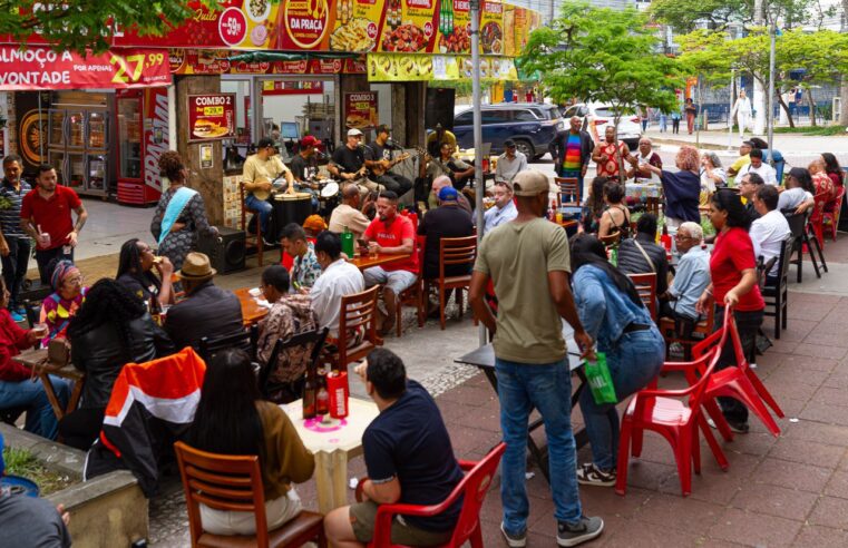 PANDEIRO E CAVAQUINHO ANIMARAM A POPULAÇÃO NA PRAÇA CASTELO BRANCO