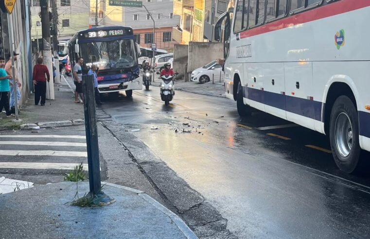 ACIDENTE ENTRE DOIS ÔNIBUS CAUSA CONGESTIONAMENTO NA AVENIDA LONDRES