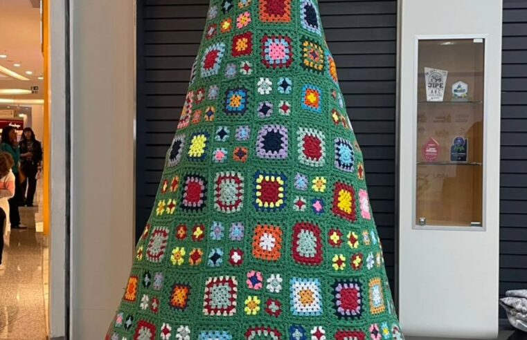 COM 3 METROS DE ALTURA, SÃO BERNARDO INAUGURA PRIMEIRA ÁRVORE DE NATAL DE CROCHÊ