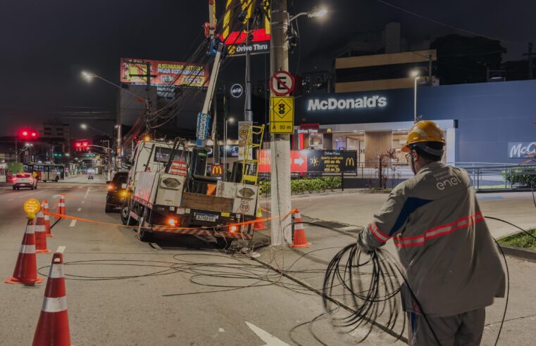 EM AÇÃO CONJUNTA COM A ENEL, SÃO BERNARDO PROMOVE REMOÇÃO DE FIOS NA RUA JURUBATUBA