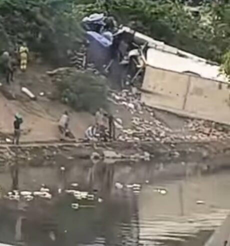 CAMINHÃO CAI NO RIO TIETÊ E DEIXA QUATRO FERIDOS