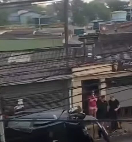 CARRO CAPOTA NA ESTRADA DOS CASA E MOTORISTA É SOCORRIDO POR POPULARES