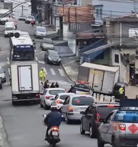 ALERTA DE TRÂNSITO: UTILITÁRIA QUEBRADA NO FERRAZÓPOLIS