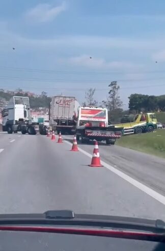 BAÚ DE CARRETA SE DESATRELA NA ANCHIETA, EM SÃO BERNARDO, E INTERDITA FAIXA