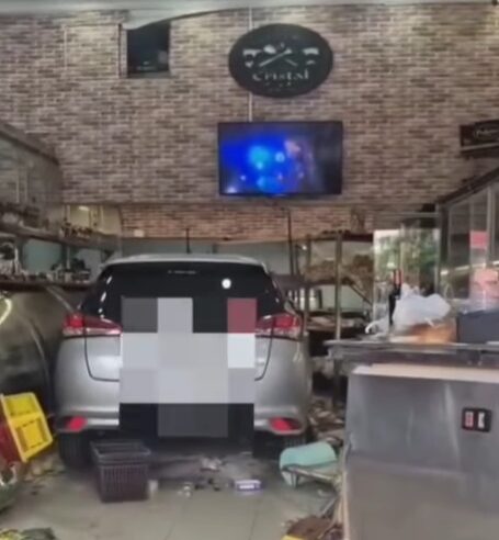 MOTORISTA CONFUNDE PEDAIS DO CARRO E INVADE AÇOUGUE EM SANTO ANDRÉ NESTE DOMINGO