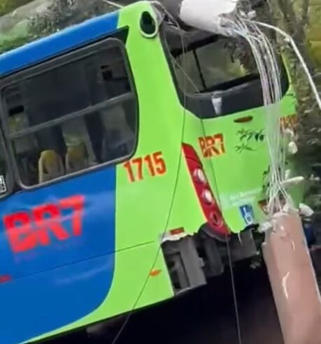 ACIDENTE GRAVE COM ÔNIBUS ARRANCA POSTE NA ESTRADA GALVÃO BUENO – EM FRENTE AO OUTLET PREMIUM