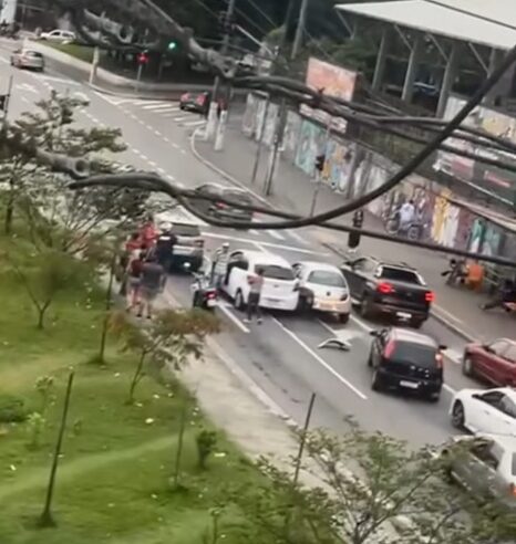 TRÊS VEÍCULOS SE ENVOLVEM EM ACIDENTE NA AVENIDA LUIZ PEQUINI