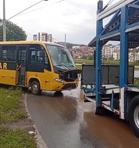 TRÂNSITO: ÔNIBUS E CARRETA SÃO DESATOLADOS NA ALÇA DO KM 25 DA ANCHIETA