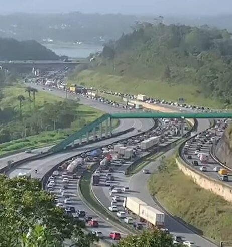 MOVIMENTO INTENSO NA ANCHIETA RUMO AO LITORAL NESTA QUINTA-FEIRA