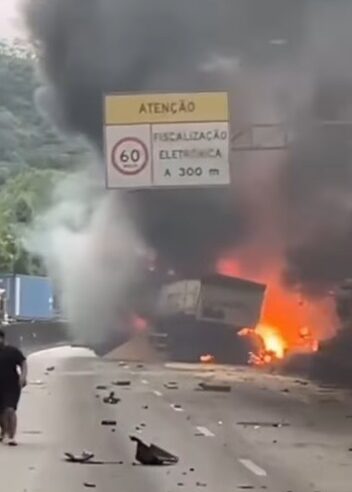 COLISÃO ENTRE CARRETAS COM TOMBAMENTO E INCÊNDIO DEIXA DUAS VÍTIMAS FATAIS NA ANCHIETA