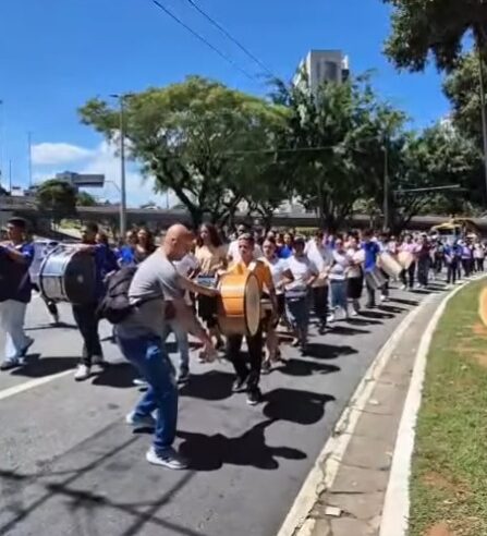 EVENTO EVANGÉLICO MOBILIZA FIÉIS EM CAMINHADA ATÉ O PAÇO MUNICIPAL