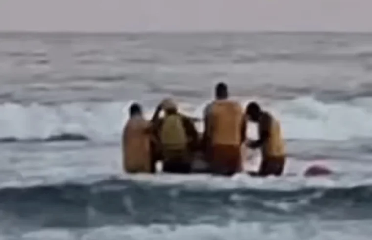 PILOTO DE PARAPENTE CAI NO MAR EM CARAGUATATUBA E É RESGATADA PELO GBMAR