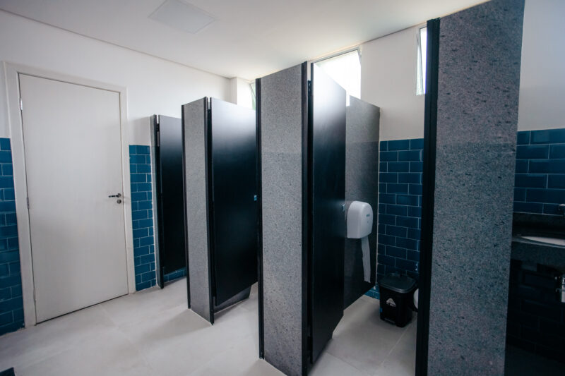 BANHEIROS PÚBLICOS COM ACESSIBILIDADE SÃO ENTREGUES NA PRAÇA GIOVANNI BREDA