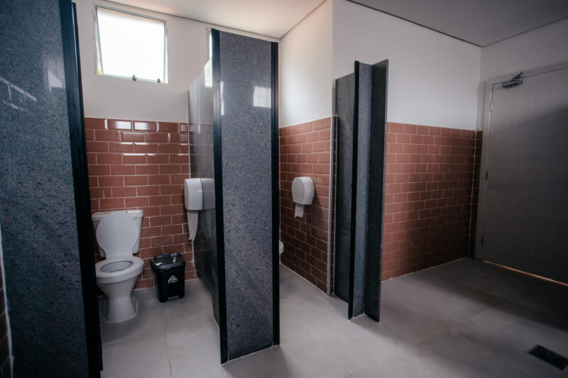 BANHEIROS PÚBLICOS COM ACESSIBILIDADE SÃO ENTREGUES NA PRAÇA GIOVANNI BREDA