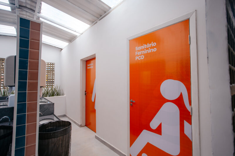 BANHEIROS PÚBLICOS COM ACESSIBILIDADE SÃO ENTREGUES NA PRAÇA GIOVANNI BREDA