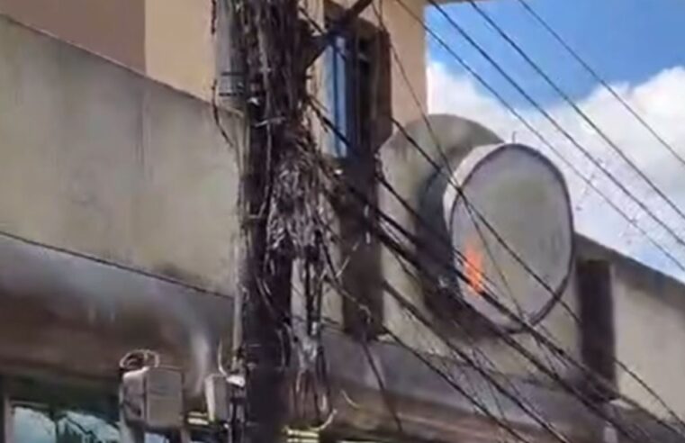 FIAÇÃO PEGA FOGO NA DOM JAIME E ÁREA É ISOLADA