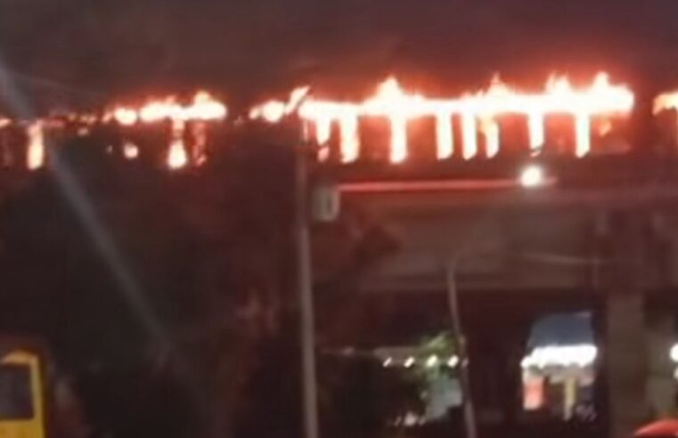 FOGO ATINGE VÁRIOS VAGÕES CARREGADOS COM CELULOSE EM CUBATÃO