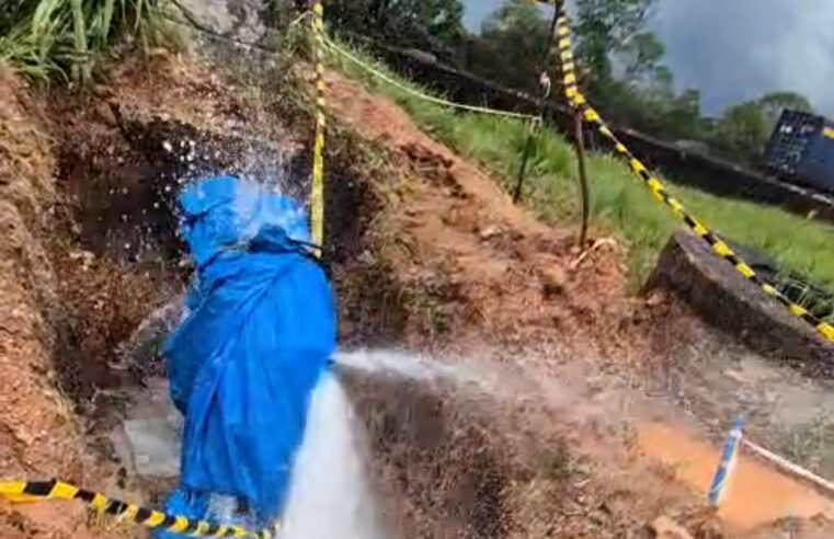 TUBULAÇÃO DA SABESP VOLTA A APRESENTAR VAZAMENTO ENTRE OS KMs 28 E 29 DA VIA ANCHIETA, PRÓXIMO À ENTRADA DO RIACHO GRANDE