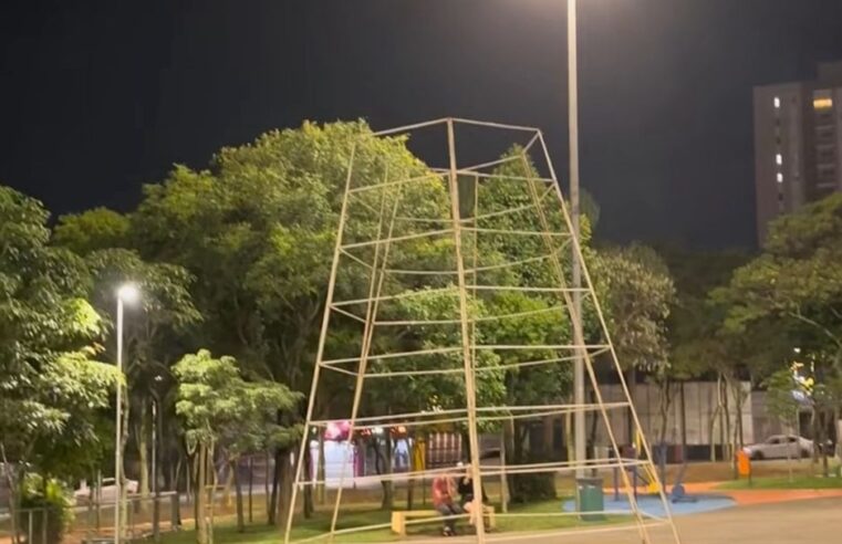 DUAS ÁRVORES DE NATAL COMEÇAM A SER INSTALADAS NA PRAÇA GIOVANNI BREDA (ÁREA VERDE)
