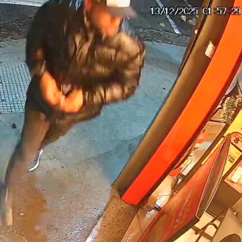 DOIS ROUBOS EM LOJA OXXO DO RUDGE RAMOS DURANTE MADRUGADAS SEGUIDAS; UM DELES TERMINA EM LUTA CORPORAL