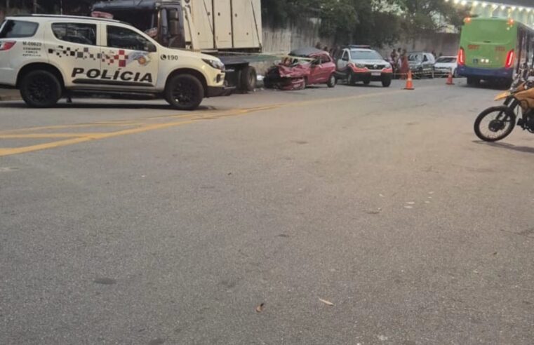 HOMEM MORRE APÓS COLISÃO ENTRE CARRO E CAMINHÃO NO BAIRRO COOPERATIVA, EM SÃO BERNARDO