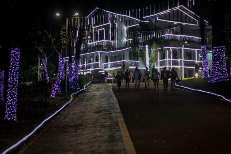 CONFIRA COMO FICOU A ILUMINAÇÃO DE NATAL DA CHÁCARA SILVESTRE