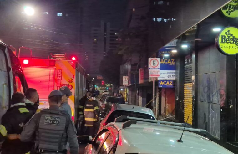 INCÊNDIO ATINGE ÓTICA NA RUA DR. FLÁQUER, CENTRO DE SÃO BERNARDO, NA NOITE DE SEGUNDA-FEIRA