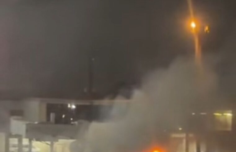 VÍDEO: PASSAGEIROS DEIXAM AVIÃO ÀS PRESSAS APÓS FOGO EM ESTEIRA DE BAGAGENS NO AEROPORTO DE GUARULHOS