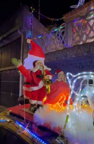 MORADOR DO JARDIM SILVINA ENCANTA A RUA COM DECORAÇÃO DE NATAL NO CARRO E EM CASA