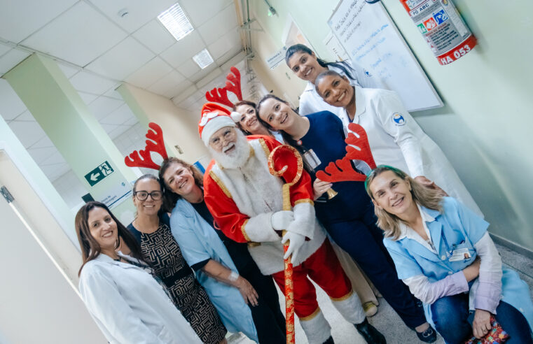 PAPAI NOEL LEVA ACOLHIMENTO E EMOÇÃO AO HOSPITAL DE CÂNCER PADRE ANCHIETA