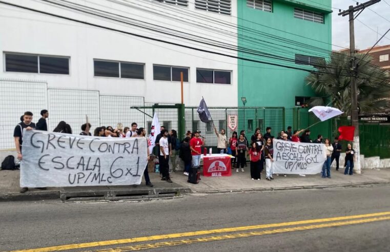 MANIFESTAÇÃO CONTRA A ESCALA 6X1 É REALIZADA EM FRENTE AO JOANIN DO FERRAZÓPOLIS NESTA TERÇA-FEIRA
