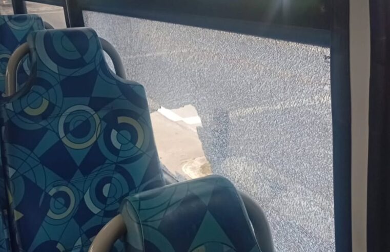 PEDRADA QUEBRA VIDRO DE ÔNIBUS NO JARDIM REPRESA E ASSUSTA PASSAGEIROS