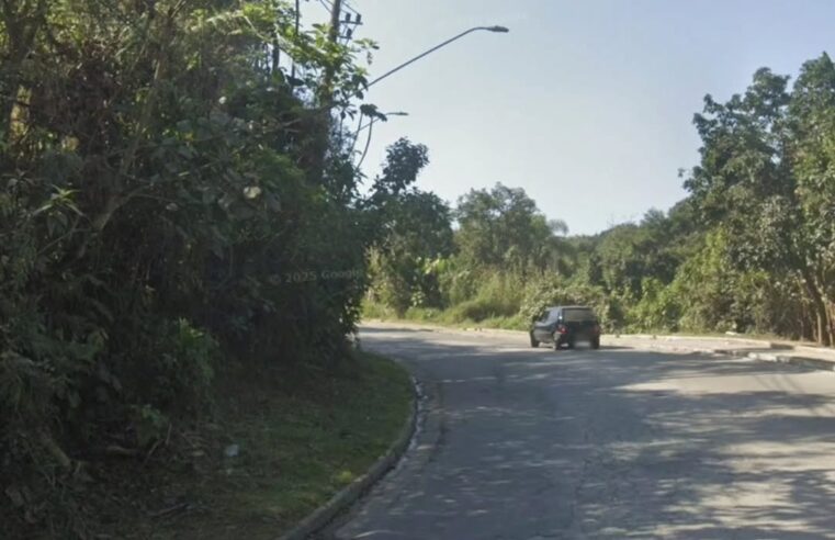 UM MORRE DURANTE TROCA DE TIROS COM A PM NA ESTRADA DOS ALVARENGAS; BUSCAS LOCALIZAM OUTRO CORPO COM SINAIS DE TRIBUNAL DO CRIME