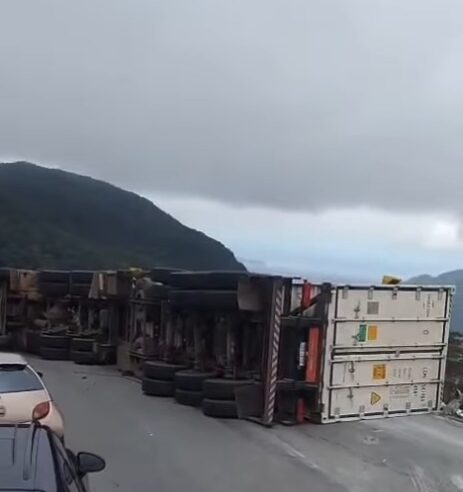 CARRETA TOMBA NO KM 42 DA ANCHIETA E CAUSA CONGESTIONAMENTO NO SENTIDO LITORAL