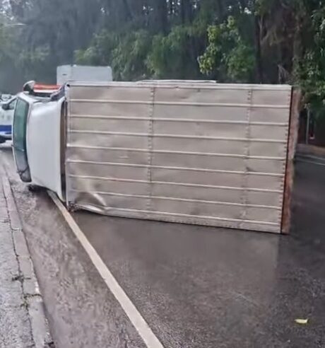 UTILITÁRIO TOMBA NA ALÇA DE ACESSO DA AVENIDA DO TABOÃO À ANCHIETA