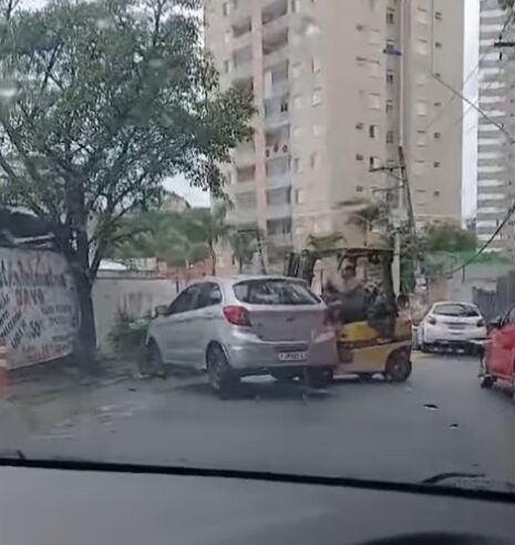 EMPILHADEIRA É USADA PARA MOVER CARRO MAL ESTACIONADO EM DIADEMA