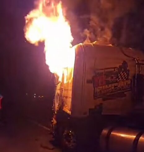 CARRETA COM ALGODÃO PEGA FOGO APÓS COLISÃO E INTERDITA ANCHIETA NO KM 47