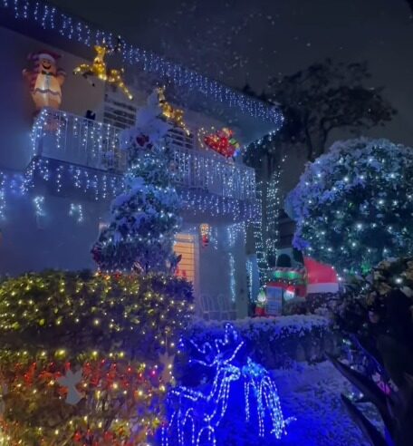 MORADORA DO BAIRRO ASSUNÇÃO ENCANTA VIZINHANÇA COM DECORAÇÃO DE NATAL QUE TEM ATÉ NEVE ARTIFICIAL
