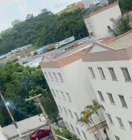 VENTANIA CAUSA CURTO-CIRCUITO EM FIAÇÃO E DEIXA CONDOMÍNIO SEM LUZ NO DEMARCHI