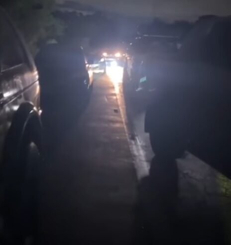 MORADORES PROTESTAM NA ESTRADA VELHA DE SANTOS APÓS QUATRO DIAS SEM ENERGIA