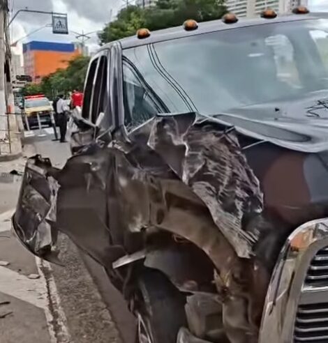 CAMINHONETE BATE EM POSTE NA AVENIDA KENNEDY