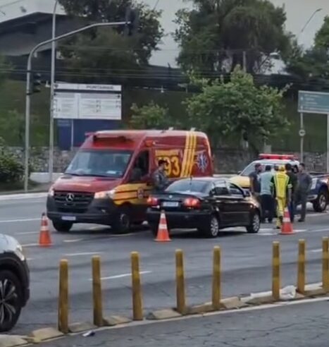 ACIDENTE ENTRE MOTO E VEÍCULO EM FRENTE À SCANIA