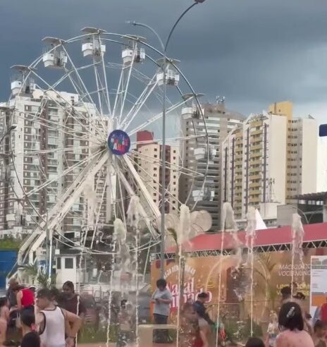 CRIANÇADA APROVEITA A FONTE INTERATIVA DO PAÇO NESTA TERÇA-FEIRA (16)